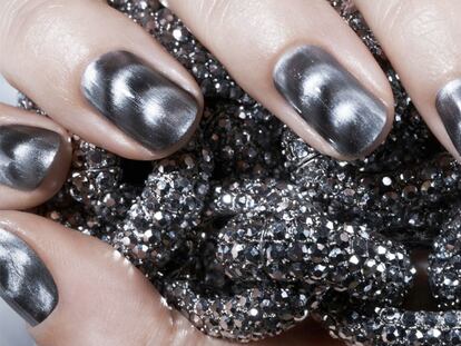 Espera, cariño, que me tengo que imantar las uñas