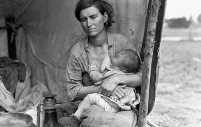 Florence Thompson, con uno de sus hijos, en un campo de recolectores de guisantes, en Nipomo, California, en 1936.  