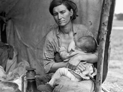 Florence Thompson, con uno de sus hijos, en un campo de recolectores de guisantes, en Nipomo, California, en 1936.  