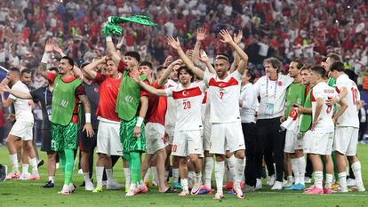 Los jugadores turcos celebran su victoria ante República Checa este jueves en Hamburgo y su pase a octavos de final de la Eurocopa.