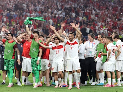 Los jugadores turcos celebran su victoria ante República Checa este jueves en Hamburgo y su pase a octavos de final de la Eurocopa.