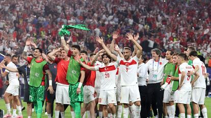 Los jugadores turcos celebran su victoria ante República Checa este jueves en Hamburgo y su pase a octavos de final de la Eurocopa.