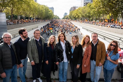 La vicesecretaria de Organización del PP, Carmen Fúnez (centro), la consejera de Familia, Juventud y Asuntos Sociales, Ana Dávila (tercera por la derecha), y el secretario general del PP de Madrid, Alfonso Serrano (segundo por la derecha), durante la manifestación este domingo en Madrid. 