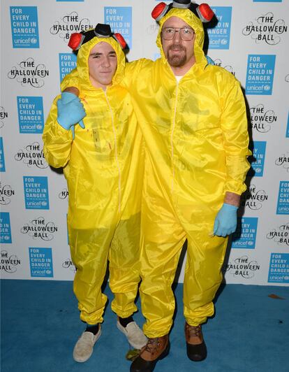 Guy Ritchie y su hijo Rocco, disfrazados de Heisenberg y Pinkman de Breaking Bad en una fiesta benéfica en Londres.