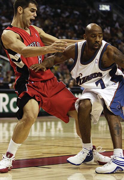 Chucky Atkins, de los Washington Wizards quita el balón a José Calderón, de los Toronto Raptors en a primera parte.