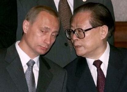 El presidente ruso, Vladímir Putin (izquierda), con su homólogo chino, Jiang Zemin, el pasado julio en Pekín.