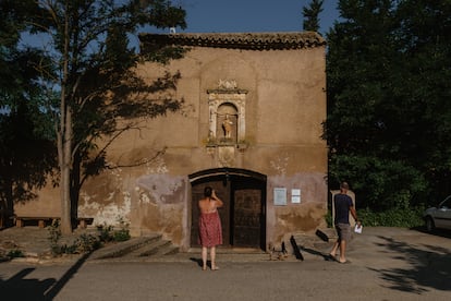 Entrada del Monasterio de Santa María de Sijena, en Villanueva de Sijena, Huesca.