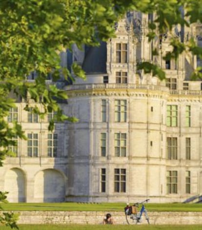 Una ciclista en los jardines que rodean el Château de Chambord, en el valle del Loira (Francia).