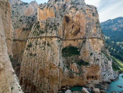 A 100 metros de altura, las pasarelas del Caminito del Rey atraviesan el desfiladero de los Gaitanes, en la provincia de Málaga.