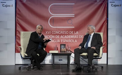El periodista Juan Cruz (izquierda) y Mario Vargas Llosa, en el acto celebrado en Sevilla.