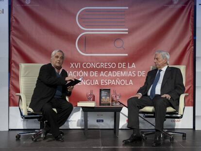 El periodista Juan Cruz (izquierda) y Mario Vargas Llosa, en el acto celebrado en Sevilla.