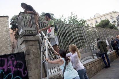 Diverses persones entren al col·legi Collaso i Gil de Barcelona després d'haver estat tancat.