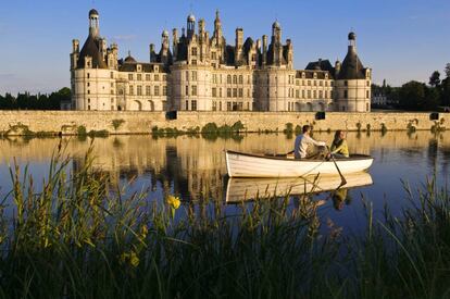 Paseo en barca frente al castillo de Chambord, patrimonio mundial, en el valle del Loira (Francia). 