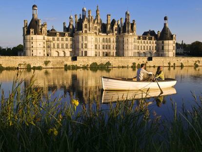 Paseo en barca frente al castillo de Chambord, patrimonio mundial, en el valle del Loira (Francia). 