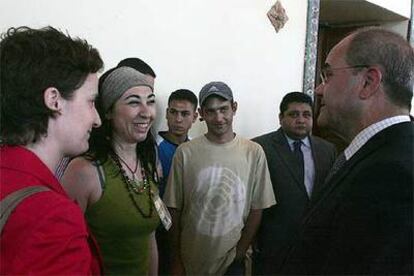Manuel Chaves conversaba ayer con jóvenes marroquíes de una ONG.