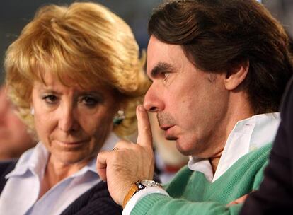 José María Aznar se dirige a Esperanza Aguirre durante el mitin del Partido Popular, ayer, en Valdemoro (Madrid).