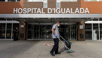 S'extremen les mesures de neteja a l'Hospital d'Igualada.