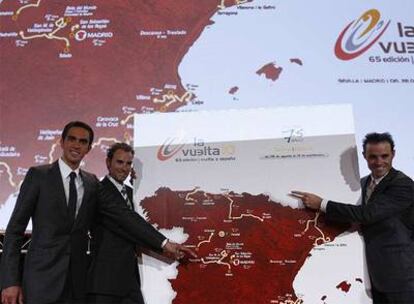 Alberto Contador, Alejandro Valverde y Samuel Sánchez posan en la presentación del recorrido de la Vuelta 2010.