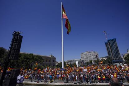 Vista general de la Plaza de Colón de Madrid, durante la protesta. Debido a la multitud de gente que se ha acercado a Colón, la presidenta de Ciudadanos, Inés Arrimadas, y el líder de la formación naranja en Cataluña, Carlos Carrizosa, tuvieron dificultades para acceder a la plaza madrileña.