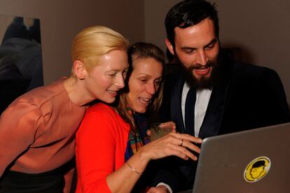 Tilda y Sandro con Frances McDormand durante la inauguración de la muestra de Kopp en Nueva York.