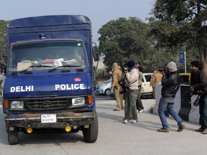 El coche policial que transporta a los acusados llega al tribunal.