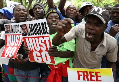 Para el ex vicepresidente, Mugabe tiene dos opciones: "cooperar" y garantizar así su "legado" o enfrentarse a la gente y arriesgarse a sufrir una "humillación", según informó el portal News Day. En la imagen, manifestantes claman contra el presidente, Robert Mugabe, quien se niega a dejar el cargo, el 21 de noviembre, en Zimbabue.