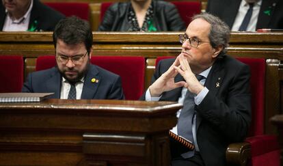 El presidente de la Generalitat, Quim Torra (D), en el inicio del pleno, a su lado, el vicepresidente Pere Aragones (I).