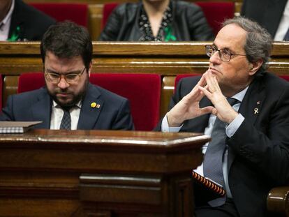 El presidente de la Generalitat, Quim Torra (D), en el inicio del pleno, a su lado, el vicepresidente Pere Aragones (I).