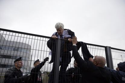 Plissonnier en un altre moment de la seva precipitada escapada, mentre intenta saltar una tanca.