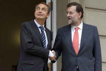 El presidente del Gobierno, José Luis Rodríguez Zapatero, y el líder del Partido Popular, Mariano Rajoy, se saludan a la entrada de La Moncloa en una imagen de 2008.