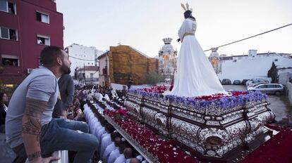 Un hombre mira el trono de Jesús el Cautivo, este Lunes Santo en Málaga.