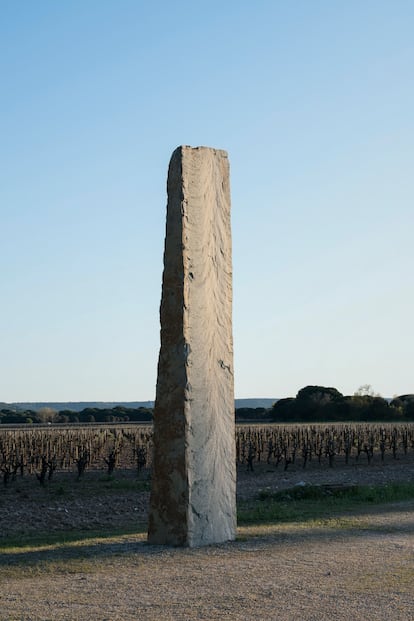 Escultura-monolito del artista alemán Ulrich Rückriem en los jardines de la abadía.