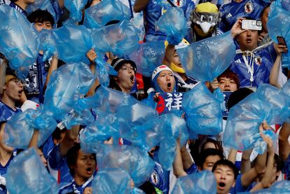 Aficionados japoneses en el estadio  Ahmad Bin Ali Stadium de Al Rayyan, Qatar, durante el partido ante Costa Rica.
