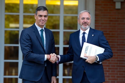 El presidente del Gobierno, Pedro Sánchez, recibe al presidente de Aragón, Jorge Azcón, este jueves en el Palacio de la Moncloa.