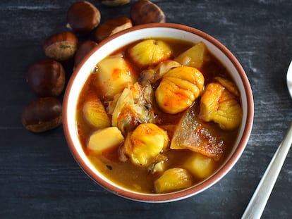 Caldo de castañas con repollo, tocino salado y un refrito de pimentón