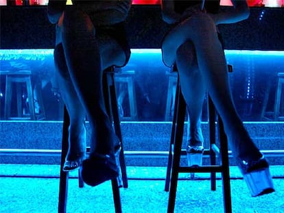 Dos mujeres esperan clientes en el club Madam's, cerca de la frontera de La Jonquera.