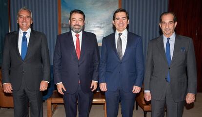 Carlos Torres (tercero por la izquierda), junto a Juan Asua, adjunto al presidente de BBVA; Javier Ormazabal, presidente del Círculo de Empresarios Vascos; y Enrique Portocarrero, director del Círculo de Empresarios Vascos.