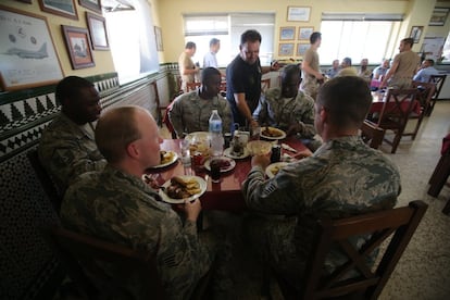 Marines estadounidenses en la cantina de la base, propiedad de Manolo Martín.