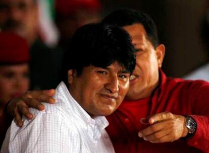 Hugo Chávez (derecha) y Evo Morales, en la inauguración de un centro médico el domingo en Caracas.