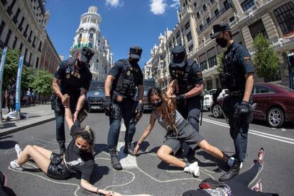 Policías intervienen en una protesta de activistas de Extinction Rebellion en la Gran Vía, en Madrid, que exigen que el 'ecocidio' (la destrucción del ecosistema) sea reconocido como crimen internacional.
