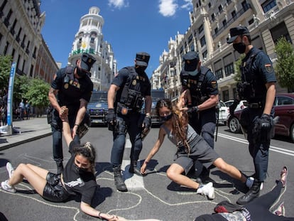 Protesta de Extinction Rebellion en la Gran Vía de Madrid, en junio de 2021, para exigir que el 'ecocidio' sea reconocido como crimen internacional.
