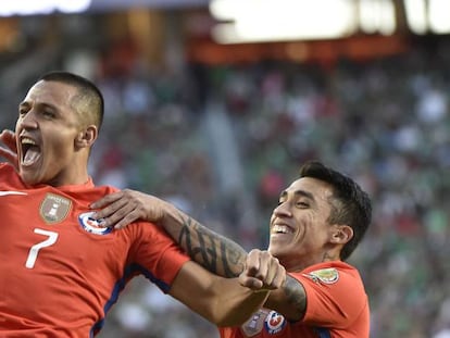 Alexis S&aacute;nchez celebra un gol a M&eacute;xico.