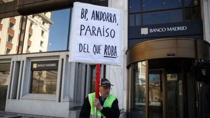 Un hombre protesta en la puerta de la sede de Banco Madrid, en Madrid