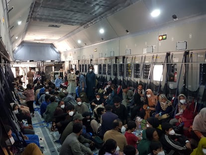 Interior de uno de los aviones A400M del Ejército del Aire durante un vuelo del operativo español, este martes. 