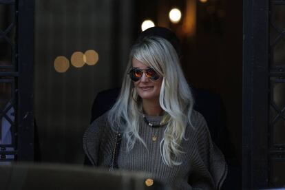 Laeticia Hallyday sale de un restaurante en París donde se encontró el pasado martes con su abogado.