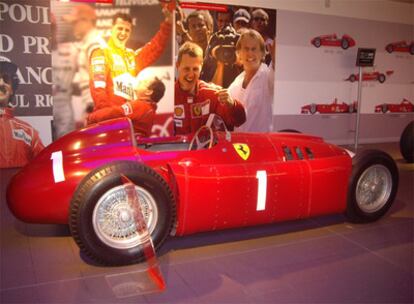 Uno de los antiguos coches, de mediados del siglo XX, que usaba Ferrari en las competiciones expuesto en la sede de la escudería en Maranello