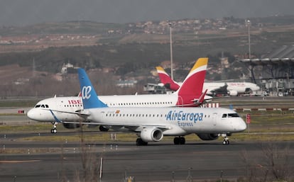 Aviones de Iberia y Air Europa en el aeropuerto madrileño de Barajas.