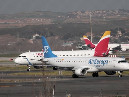 Aviones de Iberia y Air Europa en el aeropuerto madrileño de Barajas.