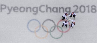 El equipo de Corea del Sur tras ganar una prueba de patinaje de velocidad de relevos de 3.000 m de mujeres celebrado en la pista Gangneung Ice Arena, el 10 de febrero de 2018.