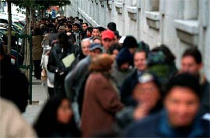 Decenas de personas hacían cola el pasado jueves frente al Servicio de Legalizaciones del Ministerio de Asuntos Exteriores.